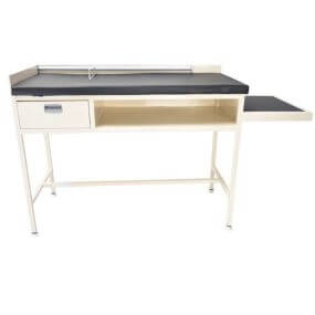 Mesa de exploración pediátrica con infantómetro y soporte para báscula MSPTB